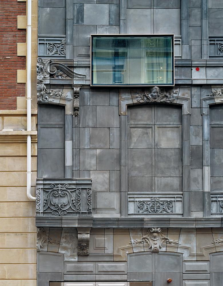 Provokanter Dialog mit dem baulichen Umfeld: Fenster im Hotel Fouquet’s Barrière auf den Champs-Élysées.