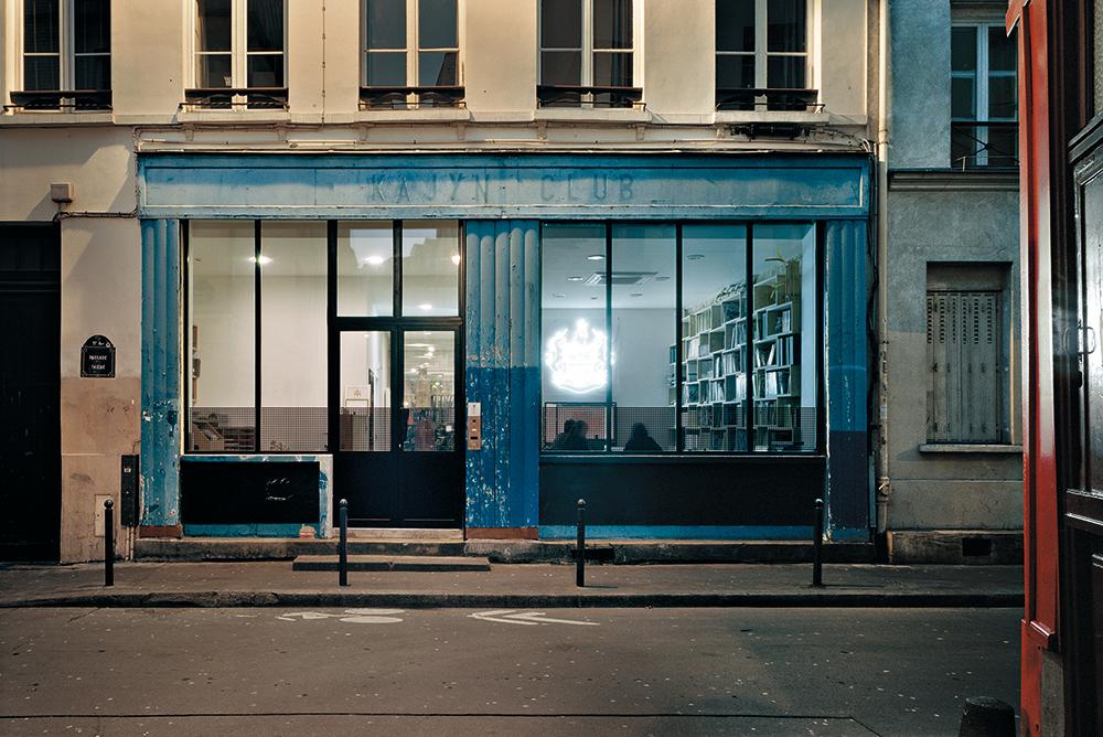 Das Architekturbüro Maison Édouard François liegt unscheinbar in der engen Passage Thiéré im 11. Arrondissement von Paris. Durch das Schaufenster leuchtet das Familienwappen von 1718 wie ein Label der Haute Couture.