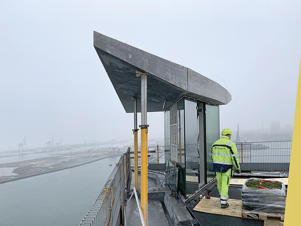 Die Fertigteile für Dächer, Galerien und Balkone bestehen aus wasserdichtem Carbonbeton mit Korngrößen von bis zu 4 mm Durchmesser.