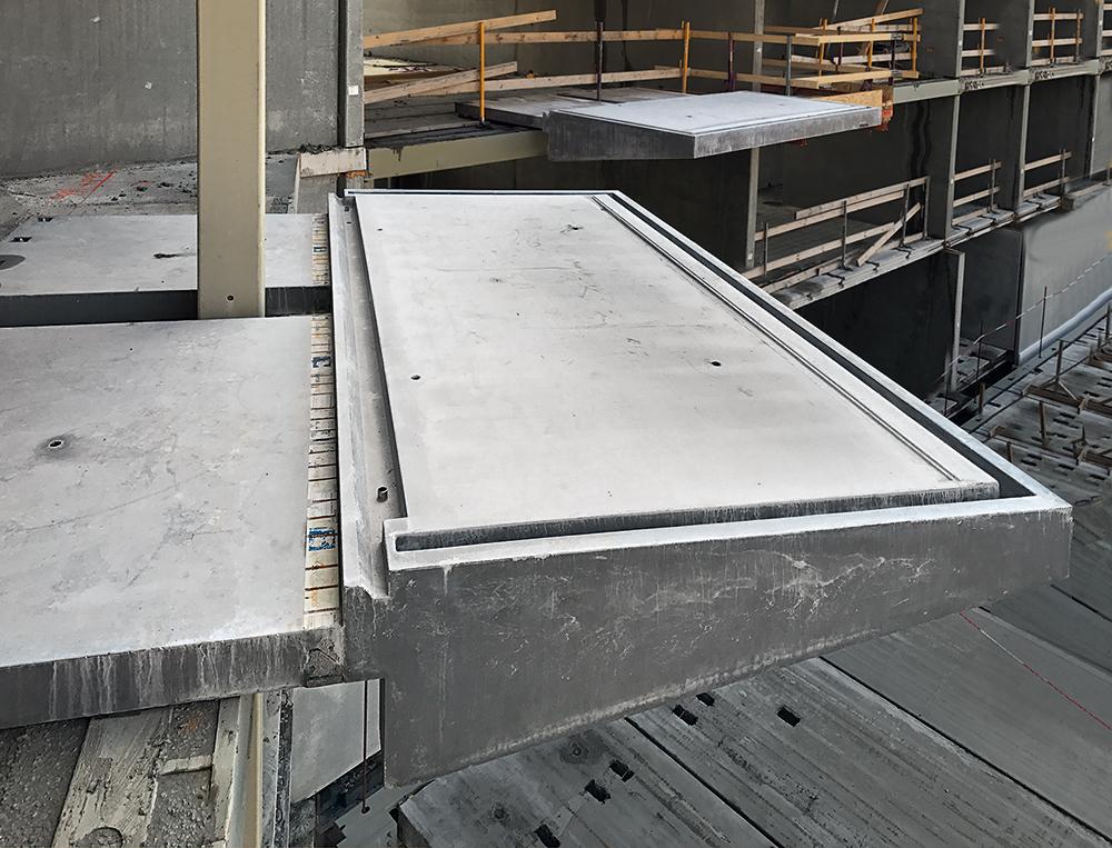 Die 3,5 m langen Balkonelemente liegen mit einer Auflagerplatte als Gegengewicht zur 1,80 m tiefen Aus- kragung auf der Geschossdecke auf.