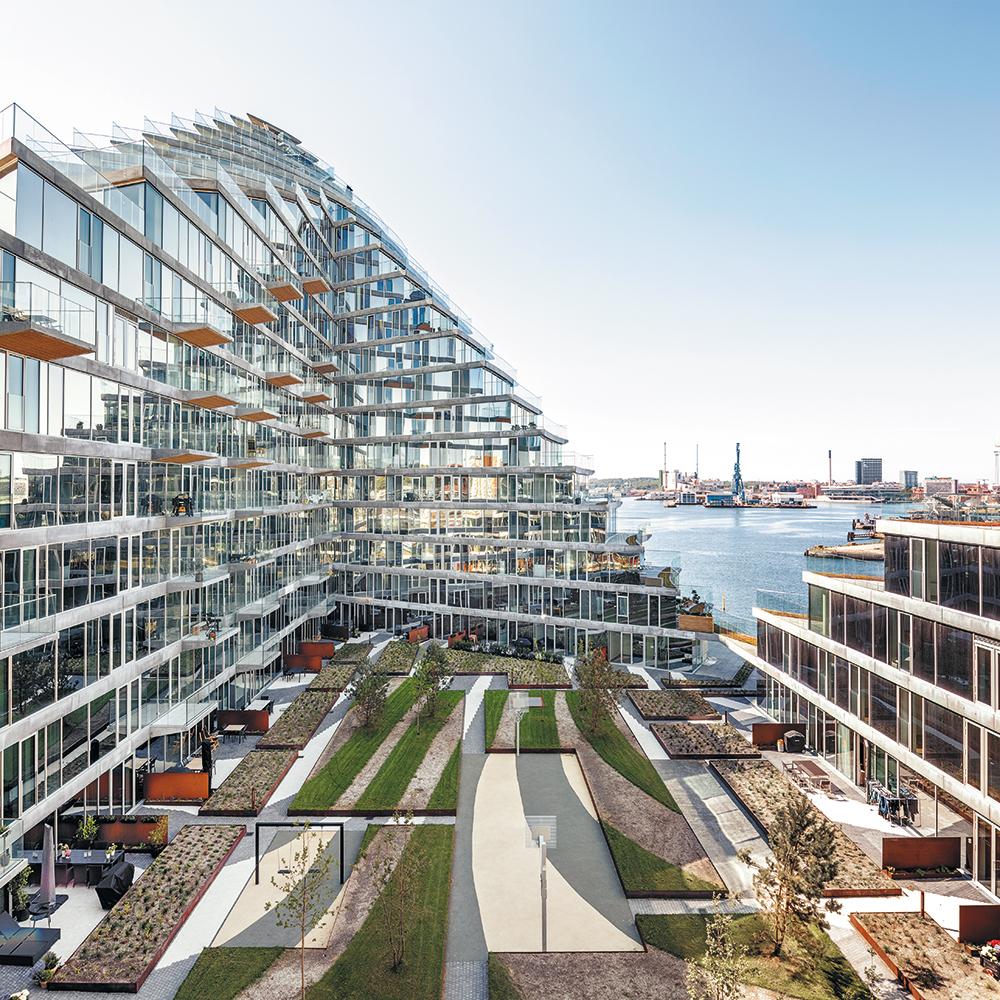Zum Innenhof ist der Fensteranteil deutlich reduziert. Spiegelglas vor geschlossenen Außenwänden und Glasbrüstungen suggerieren dennoch maximale Transparenz.