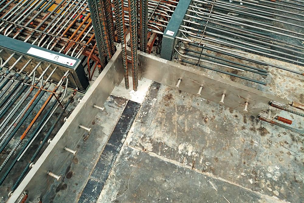 An den Gebäudeecken entstehen besonders hohe Momente aus der Auskragung der Balkone. Deswegen kommen hier Edel stahlschwerter anstelle der Isokorb-Verbindung zum Einsatz.