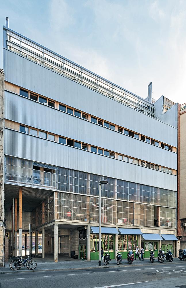 Low-Budget auf Katalanisch: Für die Genossenschaft La Borda hat das junge Architekturbüro Lacol diesen Holzbau mit 28 Wohnungen geplant.