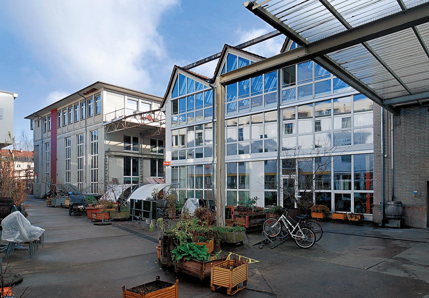 Früher wurden die Gebäude auf dem Gundeldinger Feld in Basel von der Maschinenfabrik Burckhardt genutzt. Heute bieten sie Entfaltungsmöglichkeiten für die Kreativwirtschaft.