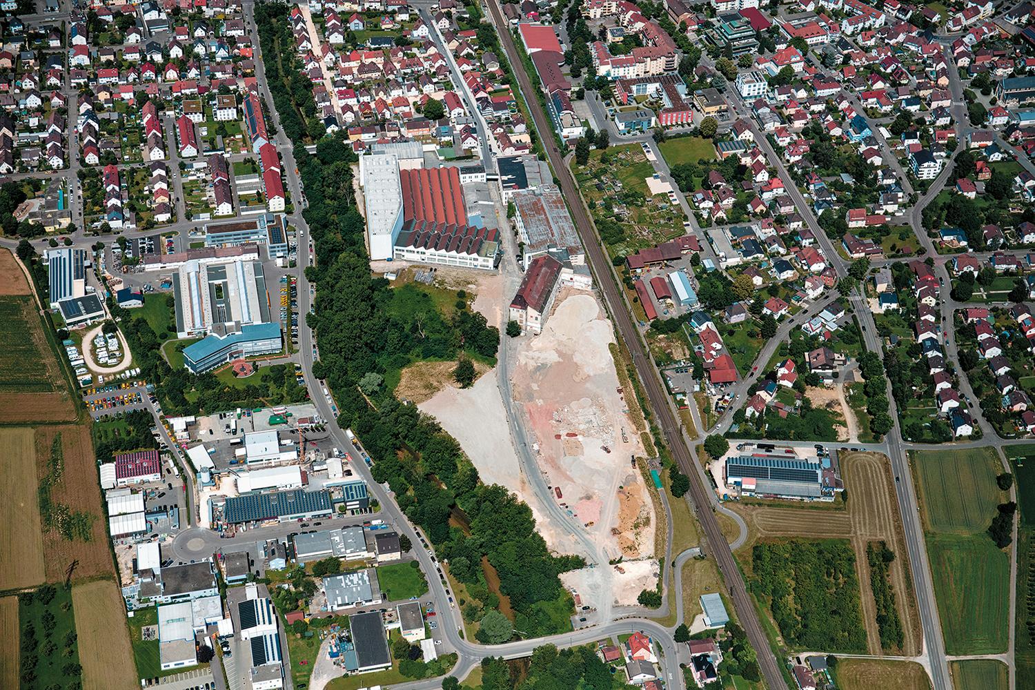 Eines der ersten Projekte der IBA ’27: Beim neuen Wohnquartier auf dem Schachenmayr-Areal in Salach ergänzen die Architekten helsinkizürich die vorhandenen Fabrikhallen mit Strukturen, die an den Arbeitersiedlungsbau der 1920er Jahre erinnern.