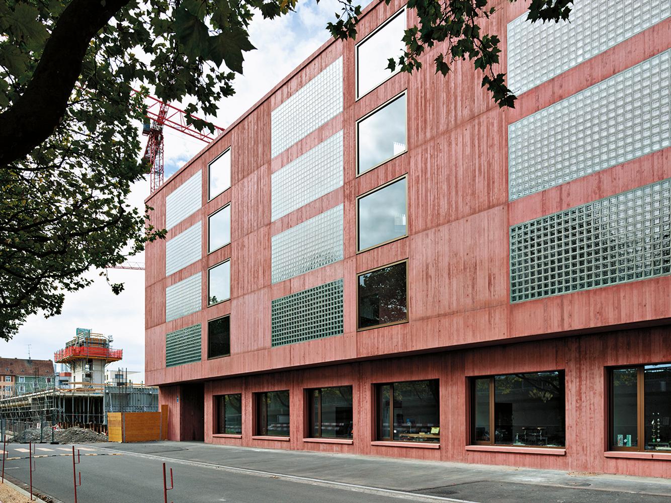 Viel Glas und dennoch guter Schallschutz: die Laubengangfassade an der Stadtautobahn im Osten.