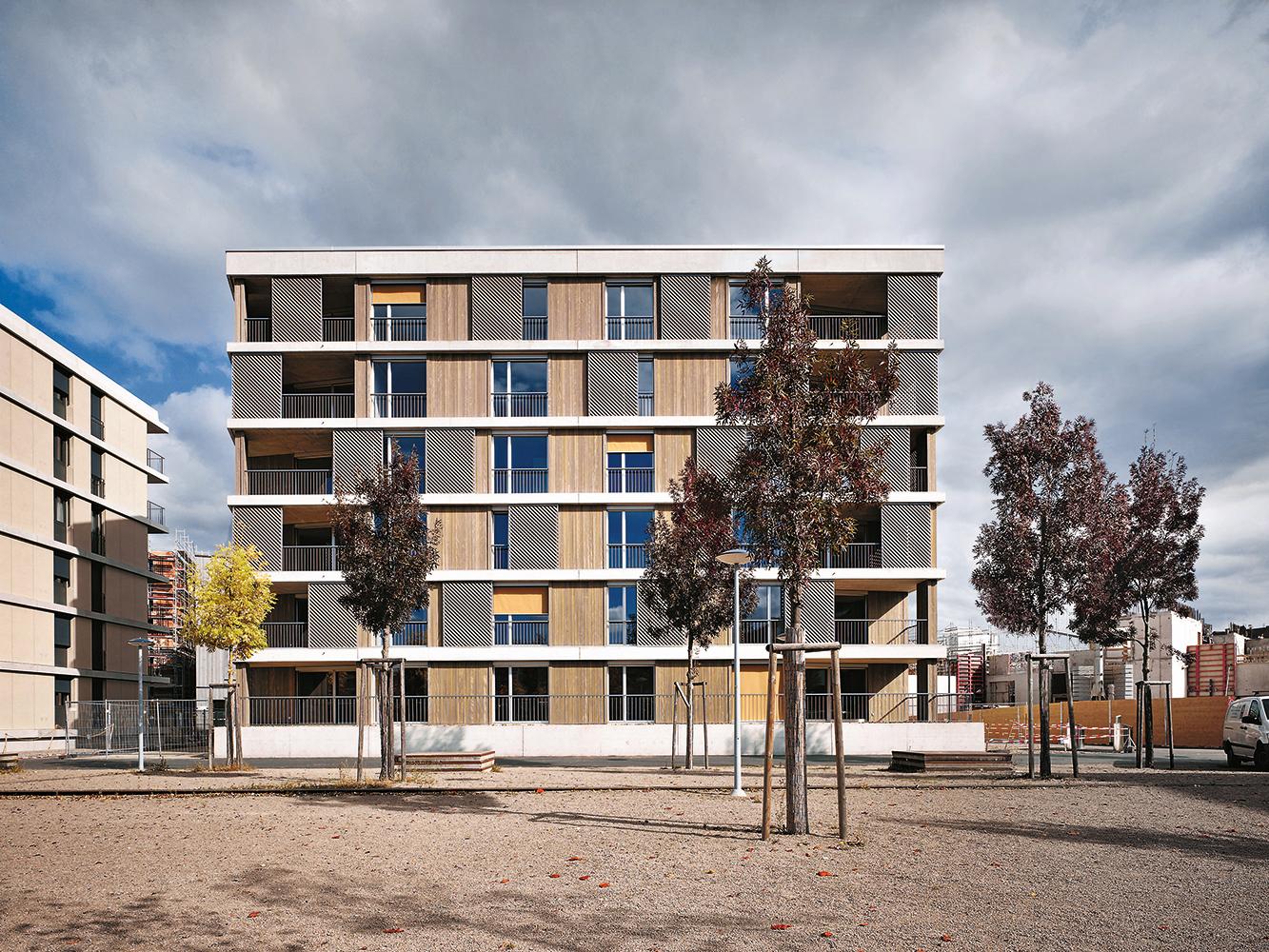 Für zwei Basler Genossenschaften entwarfen Bart & Buchhofer (oben) und Buchner Bründler Architekten (unten) diese beiden Wohngebäude am Erlenmattpark.