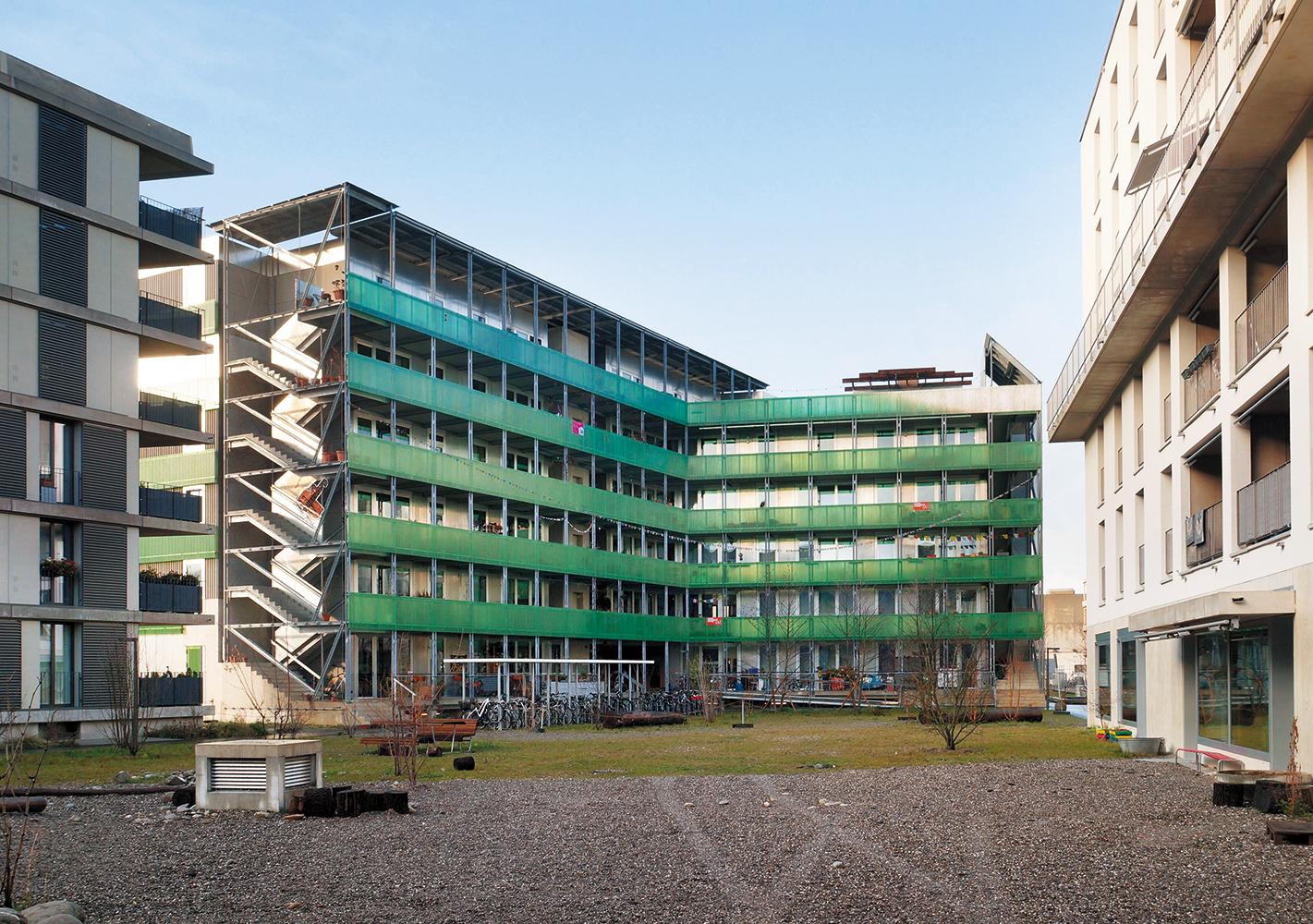 Für zwei Basler Genossenschaften entwarfen Bart & Buchhofer (oben) und Buchner Bründler Architekten (unten) diese beiden Wohngebäude am Erlenmattpark.