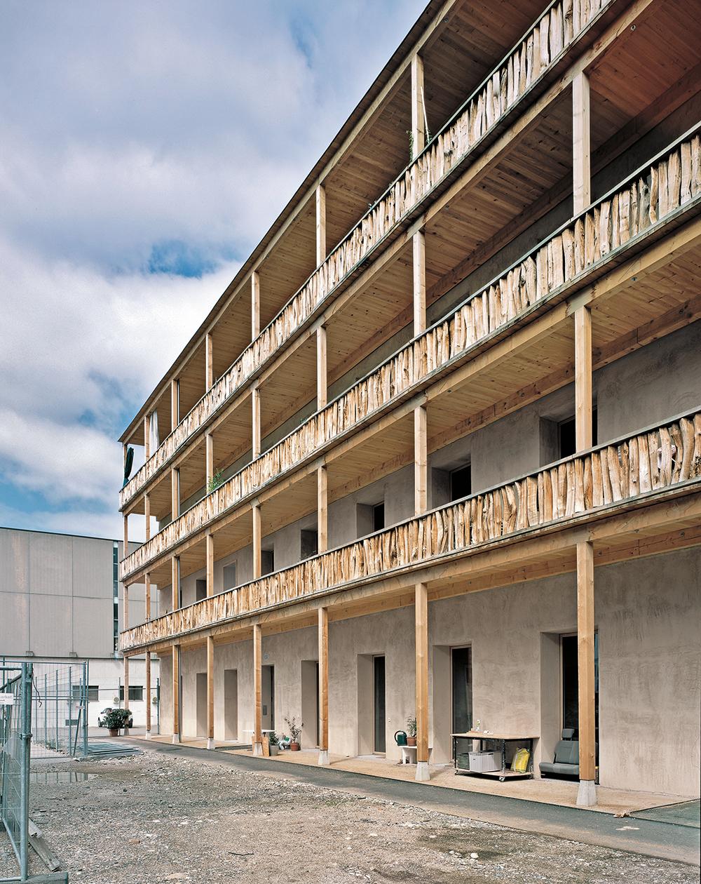 Ungleiche Nachbarn am nördlichen Hof: ein Wohn- und Atelierhaus von Degelo Architekten (oben) und ein umgebautes Kaffee und Getreidesilo von Studio Harry Gugger (rechts).