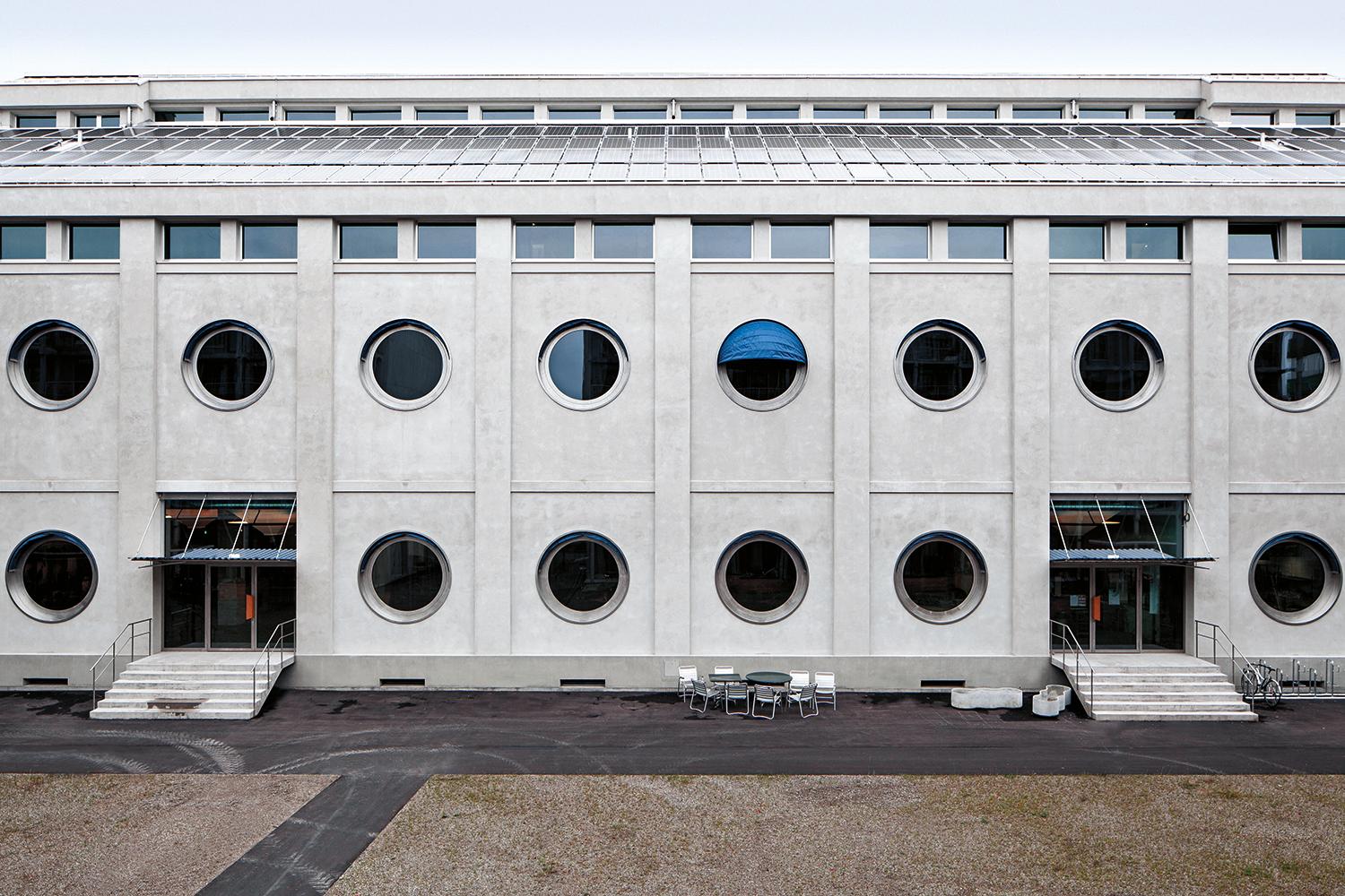 Ungleiche Nachbarn am nördlichen Hof: ein Wohn- und Atelierhaus von Degelo Architekten (oben) und ein umgebautes Kaffee und Getreidesilo von Studio Harry Gugger (rechts).