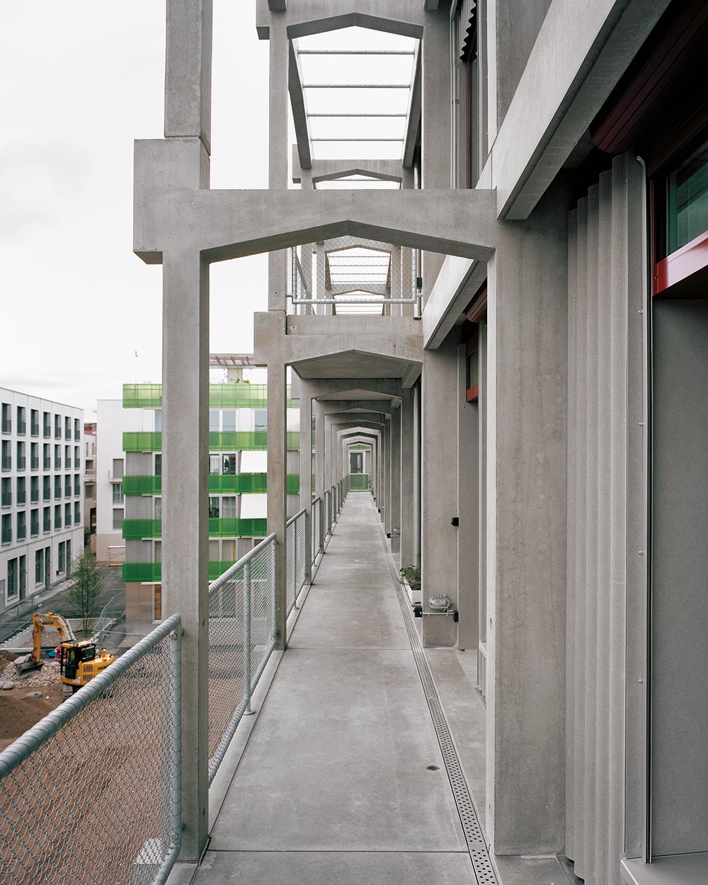 Nur die Mauerwerkswände in den Wohnungen wurden verputzt; die Betonwände und -decken blieben unverkleidet. Alle Leitungen und Kabel sind offen oder in dünnen Leerrohren aus Metall geführt.