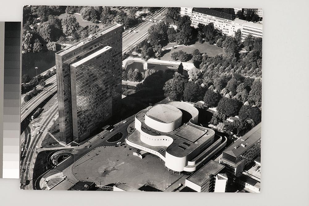 Dreischeibenhochhaus und Schauspielhaus 1972. Bis 2013 trennte die aufgeständerte Hochstraße Tausendfüßler den Platz von der Altstadt.