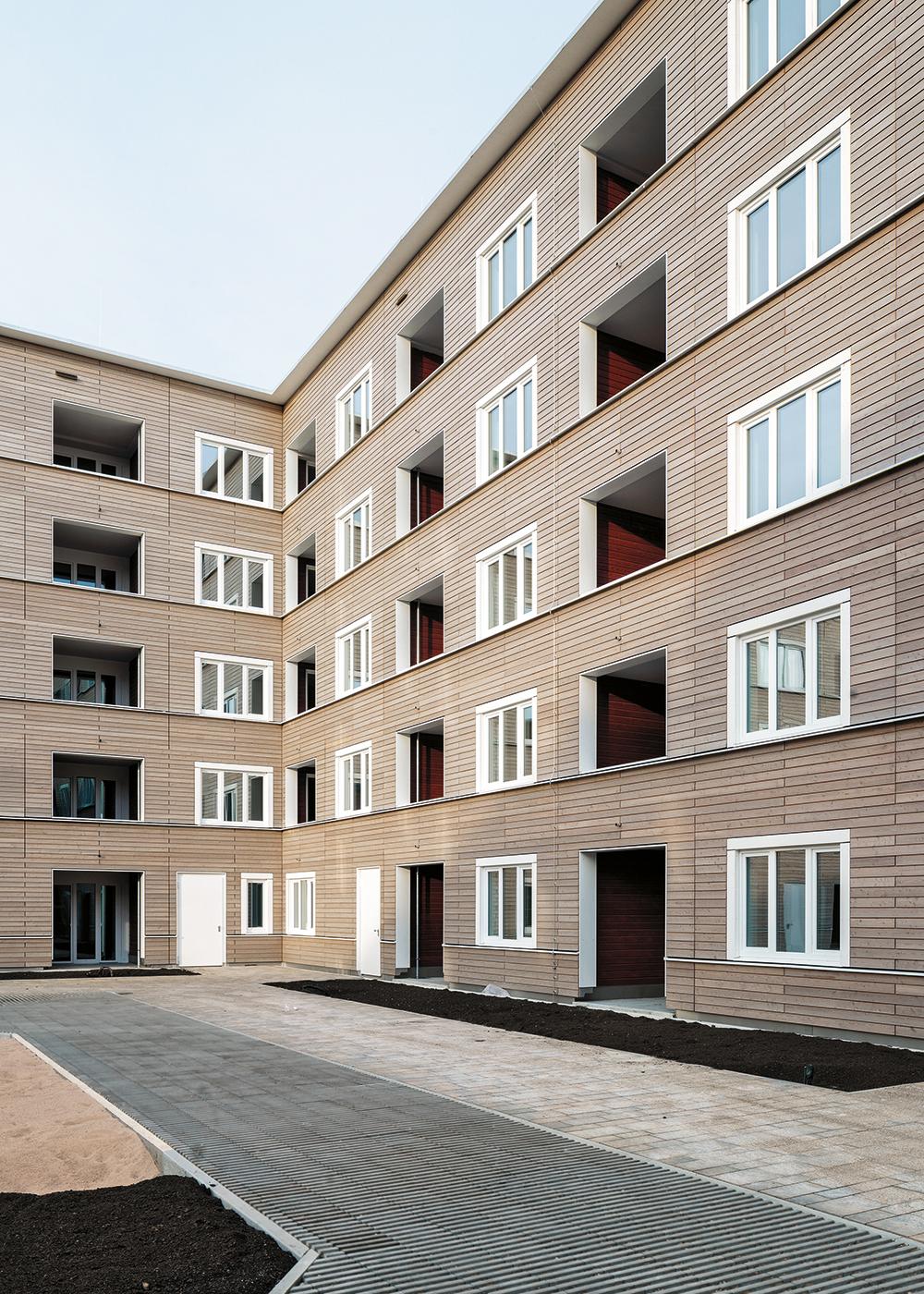 Ein regelmäßiger Wechsel von Fenstern und Loggien strukturiert die Fassaden zum Innenhof. Dahinter verbirgt sich eine erstaunliche Vielfalt an Wohnungsgrößen.