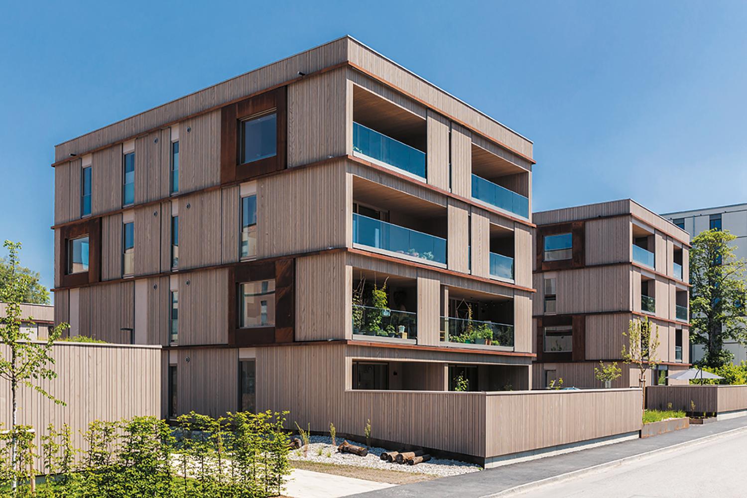 Mit Schiebeläden aus Holz, die bündig mit der Vorderkante der Holzverkleidung liegen, lassen sich die Baukörper in abstrakte geschlossene Kuben verwandeln.