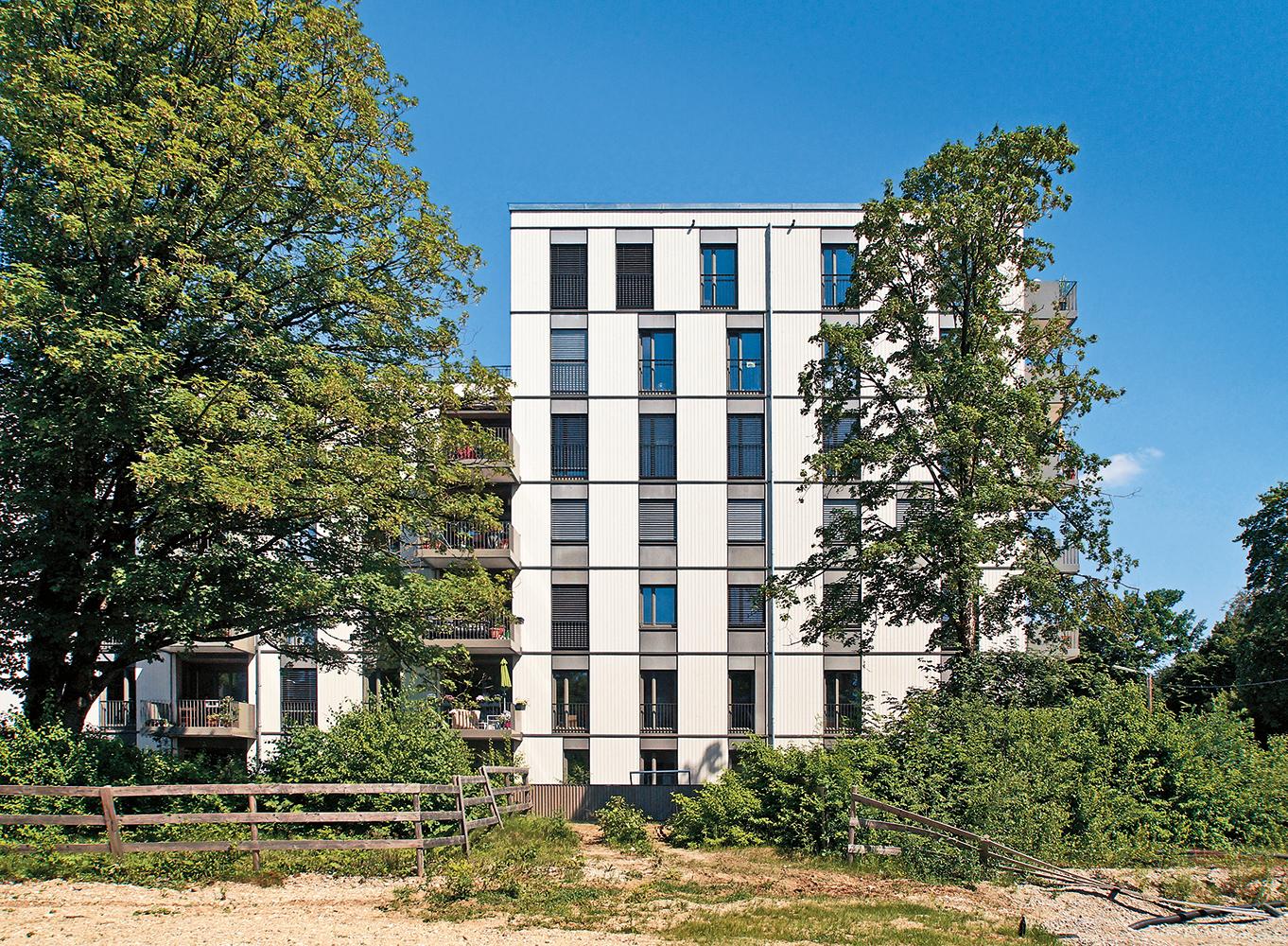 Zwischen den einzelnen Clustern sind große Teile des alten Baumbestands erhalten geblieben. Sie prägen den Charakter der ökologischen Mustersiedlung maßgeblich.