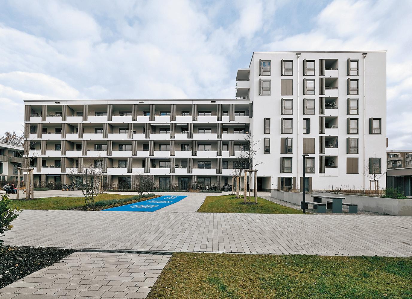 Im Nordteil des Prinz-Eugen-Parks hat auch der Freistaat Bayern Wohnraum geschaffen. Für seine Bediensteten entwarfen de la Ossa Architekten diesen Wohnblock.