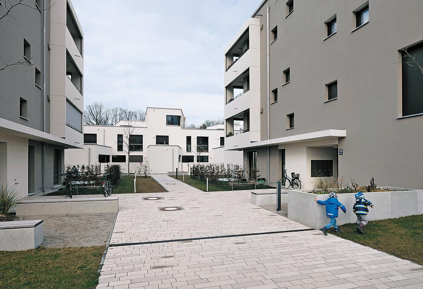 Ebenfalls von de la Ossa Architekten stammt dieser Wohnkomplex für einen privaten Bauträger. Er wurde im energieeffizienten KfW 40-Standard errichtet und zeigt die für den nördlichen Teil des Quartiers typischen hellen Putzfassaden.