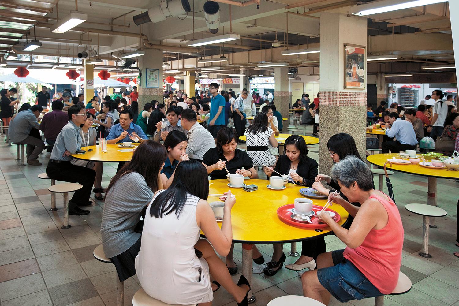 In den Nachbarschaften integriert sind die Hawker Center. Hier bieten Garküchen in meist halboffenen Räumen verschiedene lokale Gerichte an.