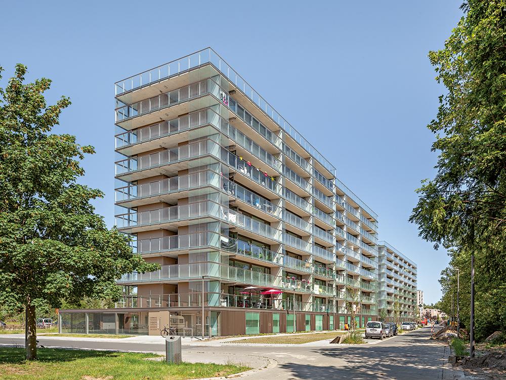 Bei der Sanierung wurde die Vertikalerschließung der Gebäude neu organisiert, das Dachgeschoss ergänzt und Balkone an der Straßenseite im Osten angefügt.