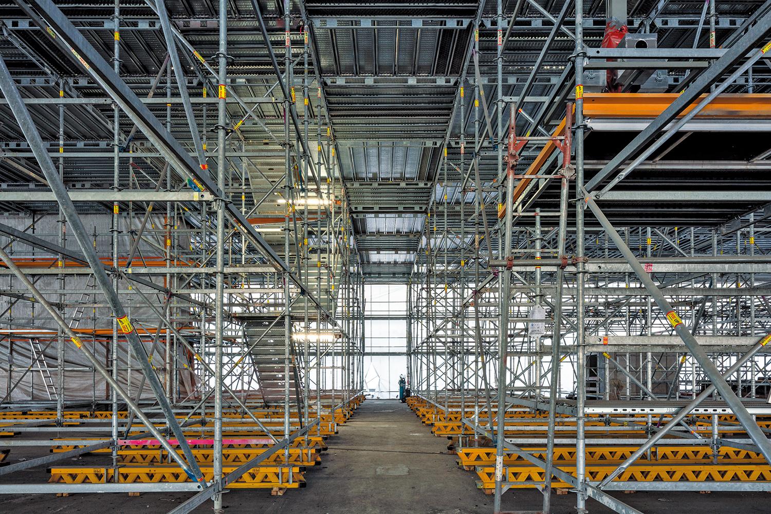 Für die Sanierungs arbeiten war ein Rückbau bis auf die Grundstruktur erforderlich. Rund 35 000 Originalbauteile und Objekte wurden demontiert und restauriert.