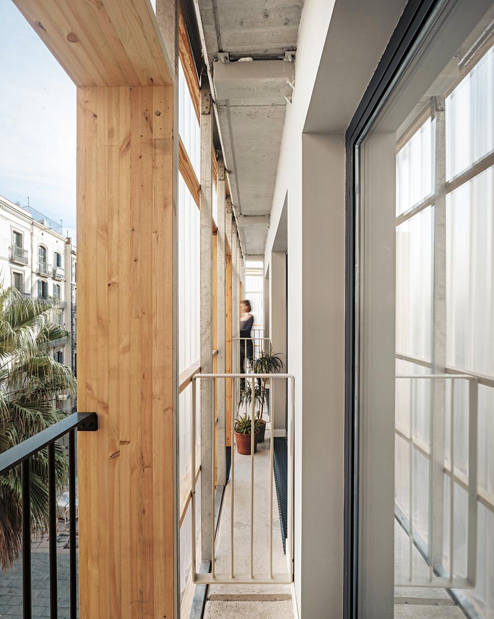 Die Container verstecken sich hinter einer zweischichtigen Fassade, mit einer inneren Schicht aus wetterfestem Gipskarton und einer äußeren Schicht aus Polycarbonat.