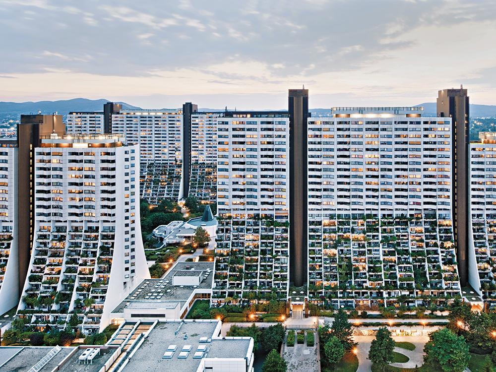 Alt Erlaa im 23. Bezirk ist eine Mischung aus vertikaler Gartenstadt, Hochhaus und Dorfplatz mit sehr hoher Wohnzufriedenheit.
