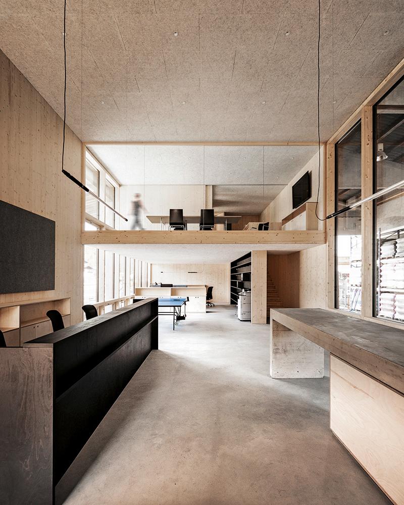 Den Tresen aus Beton haben Mitarbeiter und Architekten zusammen gefertigt. Von hier aus hat man die Büros, den Besprechungsraum und die Hochregale im Blick.