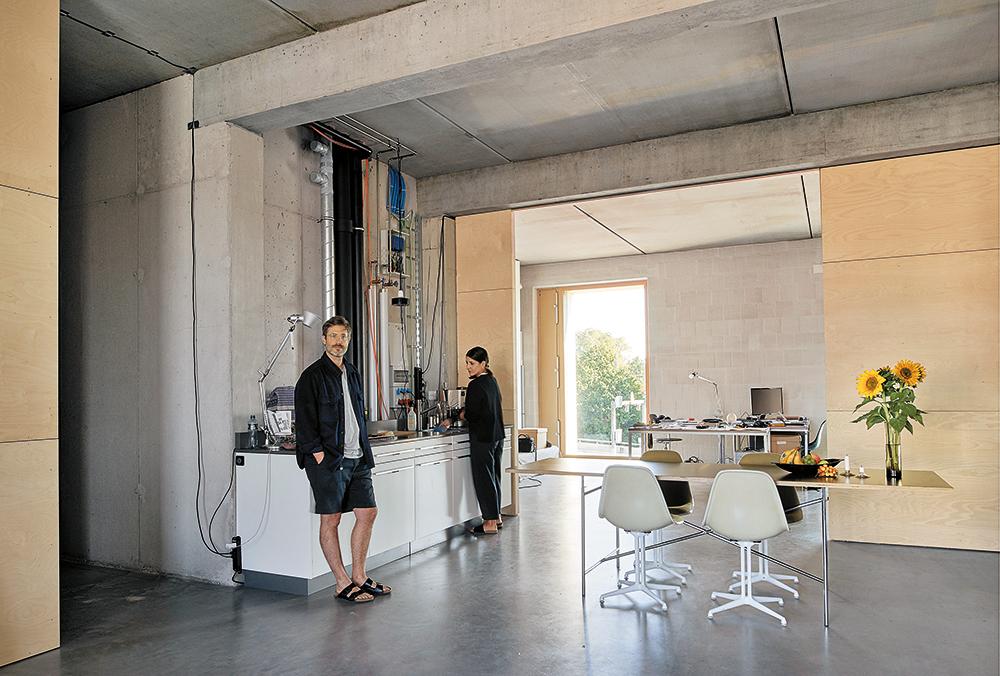 Flexibilität hatte bei der Planung des Atelierhauses erste Priorität. Den Innenausbau führten die Mieter weitgehend in Eigenregie durch.