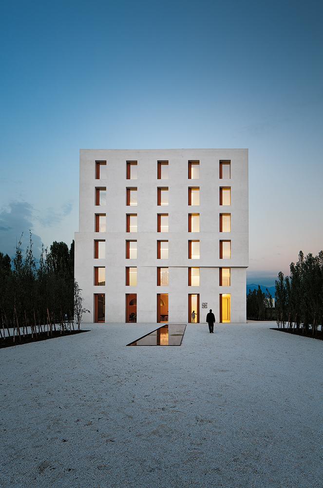 Ein Klimakonzept in unterschiedlicher Ausformung: In Lustenau schufen Baumschlager Eberle Architekten 2013 einen klar konturierten, verputzten Kubus.