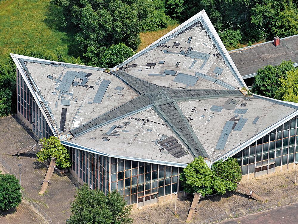 Die Mehrzweckhalle von Ulrich Müther in Magdeburg aus dem Jahr 1964 steht seit 1997 leer. Mit je einer 10 mm dicken Schicht aus Carbon- beton an der Innen- und Außenseite wollen gmp Architekten die 48 × 48 m große Hyparschale für neue Nutzungen rüsten.