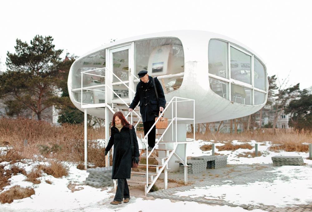 Ulrich Müther beim Besuch seiner Seenotrettungsstation in Binz. Die zwei Schalen für das Dach und den Boden wurden auf einem offenen Sandbett gegossen und vor Ort zusammengefügt.