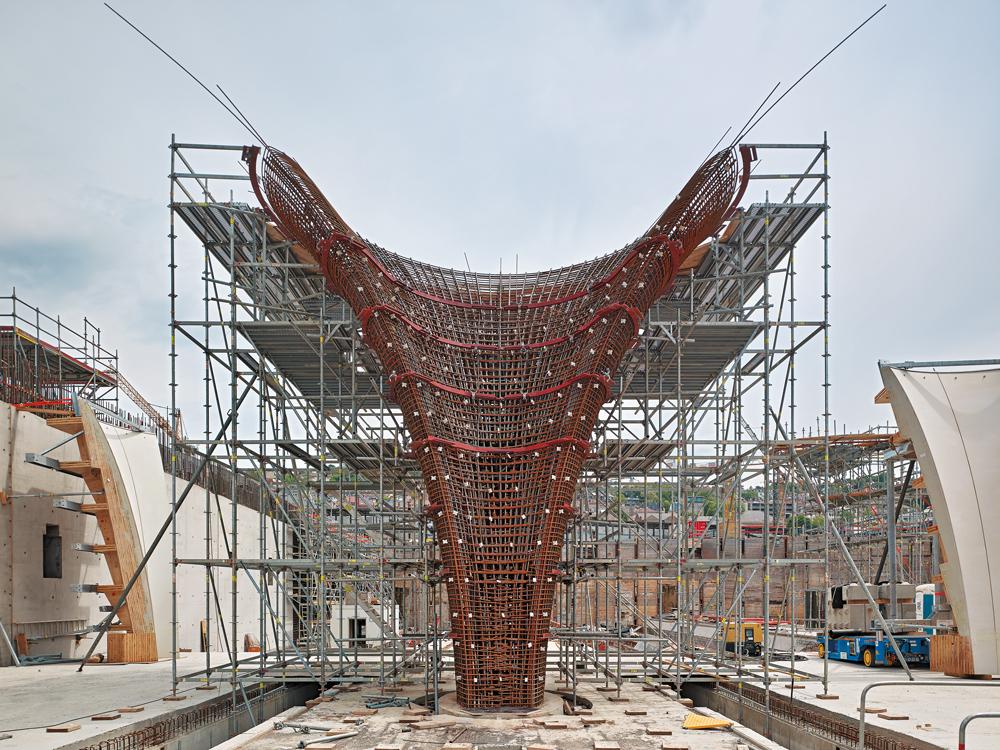 Der Durchmesser der Kelche beträgt 32 m, ihre Höhe 8–12 m. Aufgrund der komplexen Geometrie muss die Bewehrung vor dem Anbringen der Schalung fertiggestellt sein.