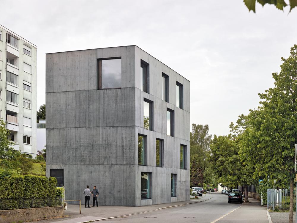 Der viergeschossige Neubau steht in der Nähe des Bregenzer Bahnhofs. Mit seiner hoch aufragenden Kubatur und der klaren Form behauptet er sich gegen die deutlich größeren Nachbargebäude.