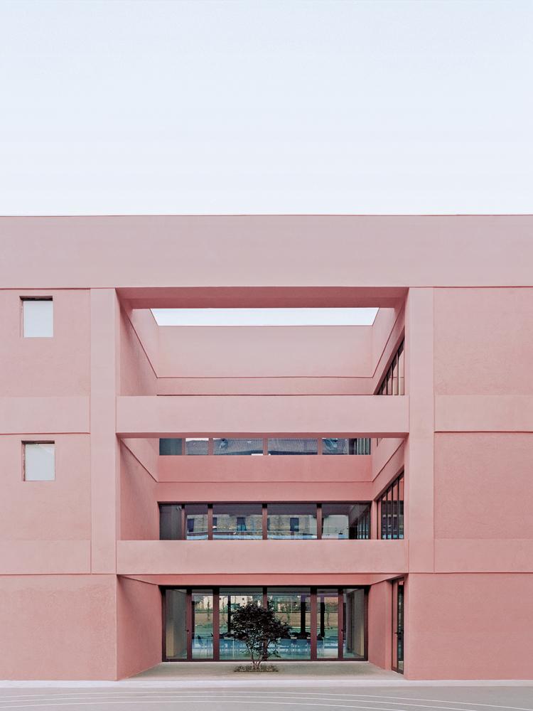 Die Architekten übernahmen die eingeschnittenen Höfe des Bestandsgebäudes. Diese bringen Tageslicht zum Mittelflur und machen die Struktur der Skelettkonstruktion dreidimensional sichtbar.