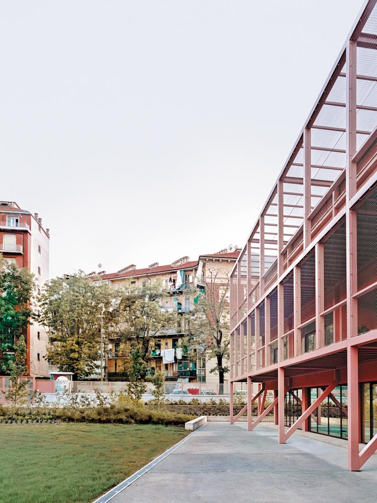 Durch die unterschiedlichen Texturen des Putzes bleibt die alte Gebäudestruktur unter dem Wärmedämmverbundsystem sichtbar. Die Schule öffnet sich zum umgebenden Quartier.
