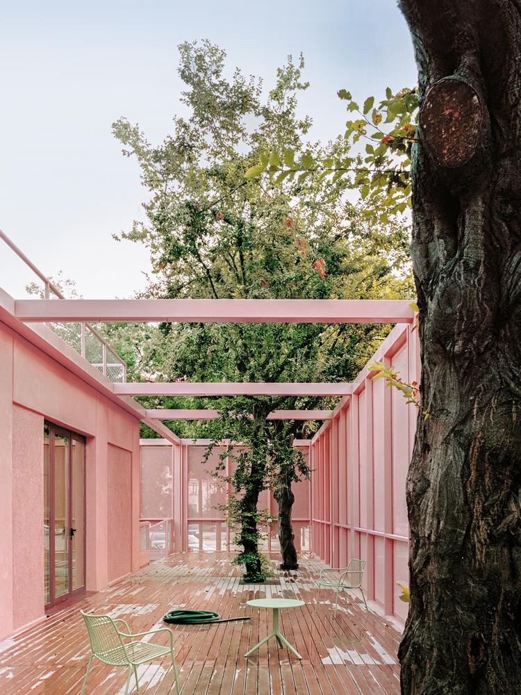Im Norden vor den Räumen der Kunstpädagogik bildet die Stahlkonstruktion mit Pergola eine Pufferzone zur Straße. Auch hier wird im Freien unterrichtet.