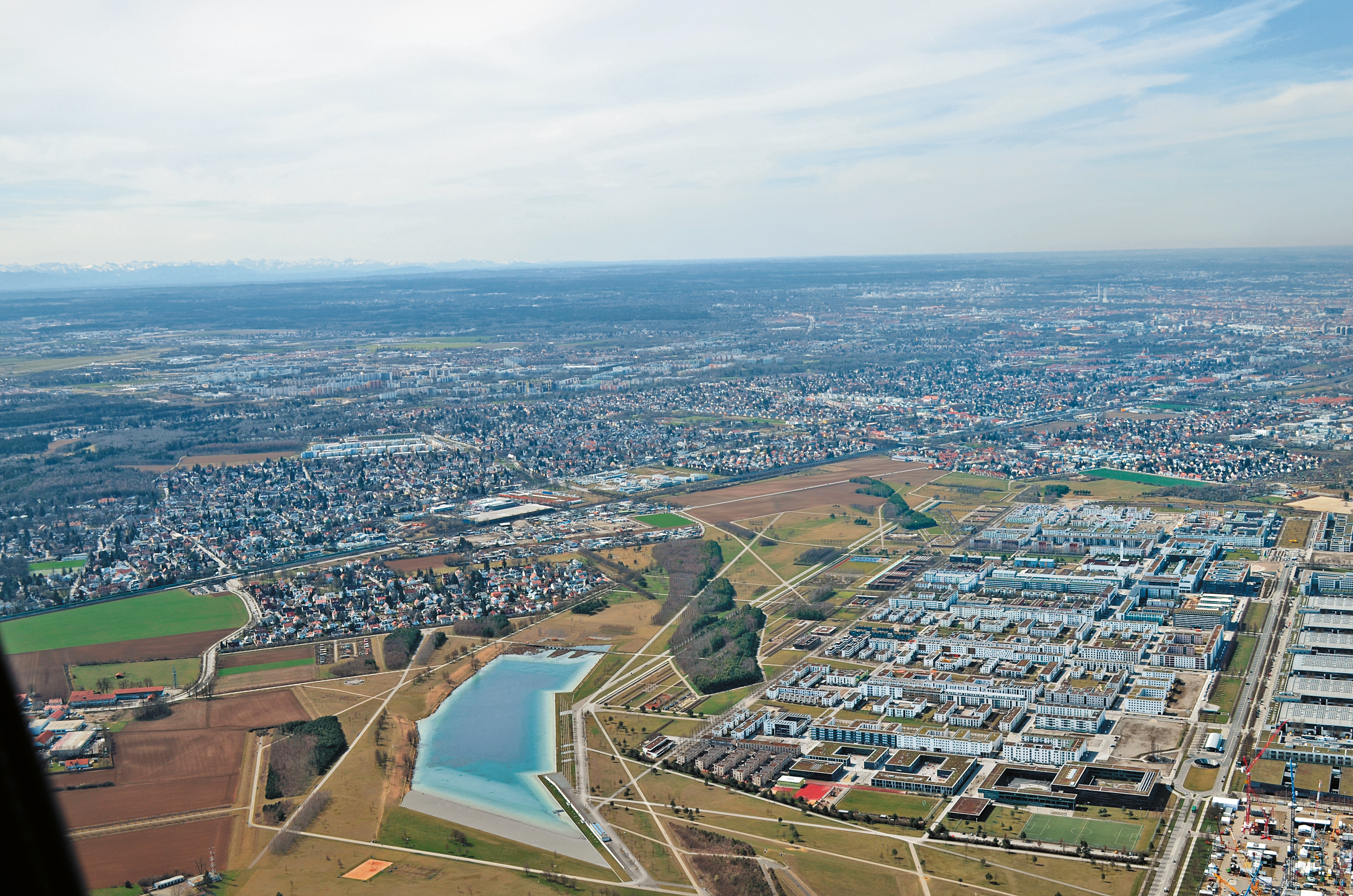 Grünflächen sind ein wichtiger Baustein der Münchner Stadtentwicklung: Mit der Messestadt Riem auf dem ehemaligen Flughafengelände entstand auch ein großer Park mit Badesee.