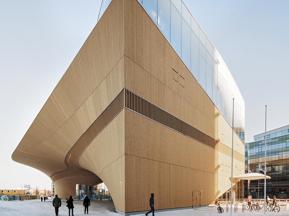 The top floor accommodates a flowing, open-plan common area for reading and watching print and online media. Continuous glass facades providen a panoramic view of the city.