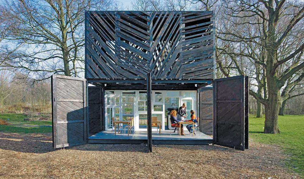 Die Noorderparkbar in Amsterdam war 2012 das erste gemeinsame Recyclingprojekt von bureauSLA und Overtreders W.