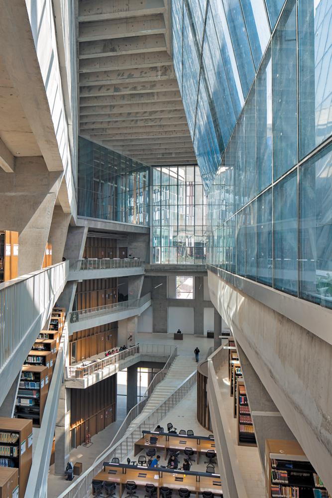 Die Atrien im Gebäudeinneren dienen ebenfalls der Begegnung, wie ein Blick
in die Bibliothek verrät.