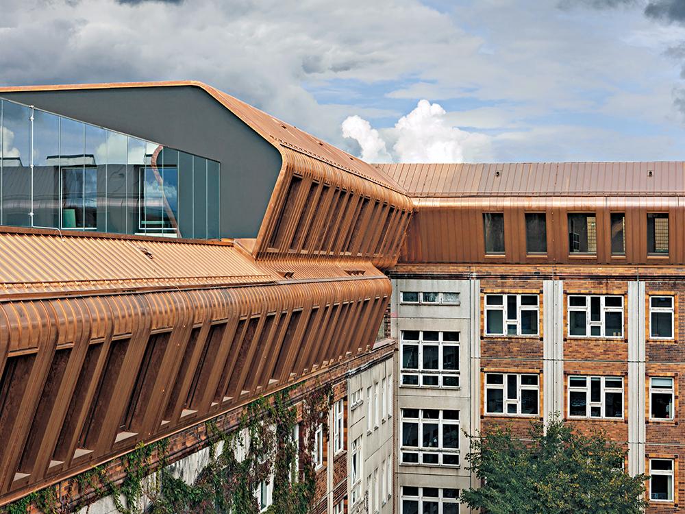 The rooftop additions on top of the existing building are built of solid timber. A laminated veneer lumber structure forms the roof to the new reinforced concrete extension.