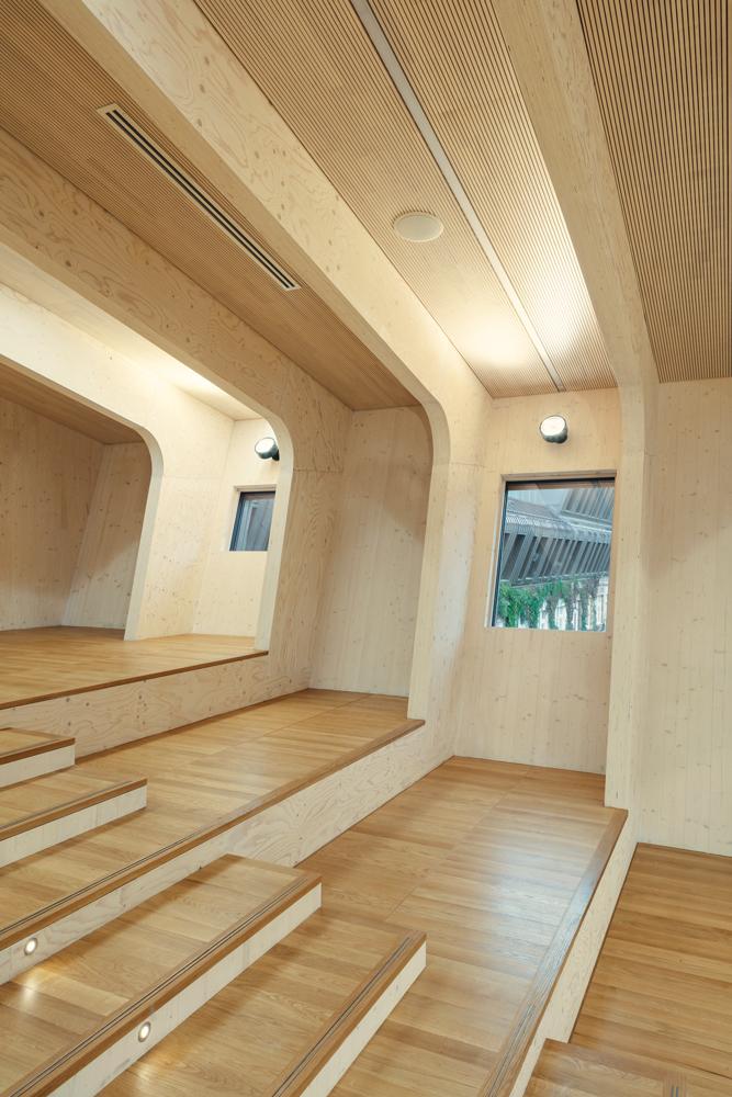 Im fast 10 m hohen Dachgeschoss des Anbaus befindet sich das Auditorium. Die Konstruktion aus Furnierschichtholz ist sichtbar geblieben.