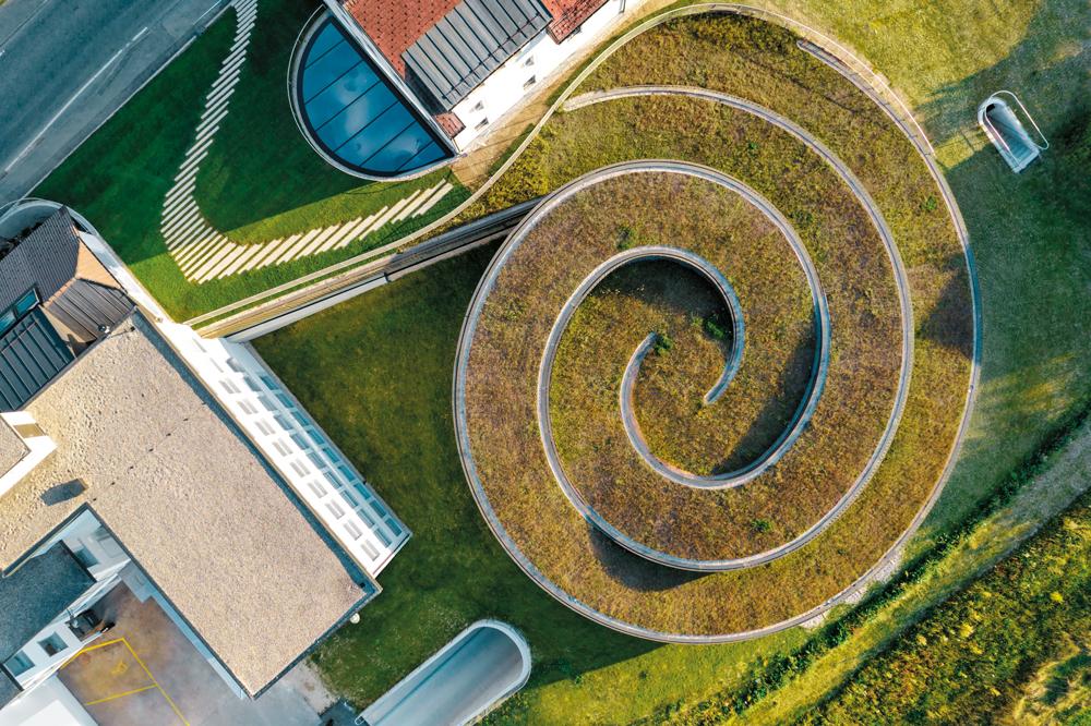 Das Stahldach liegt auf den lastabtragenden spiralförmigen Glaswänden auf, die wiederum auf einem Stahlbetonfundament über der Tiefgarage ruhen.
