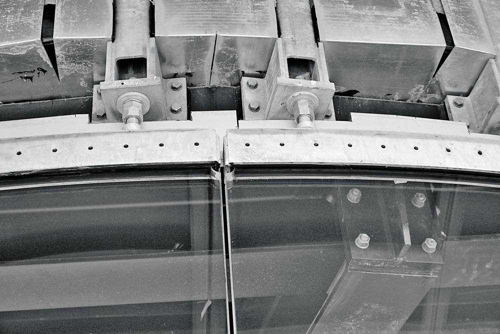 Abschluss Glas, Stahlschuh mit Silikon, Injektionspunkte und Konsole