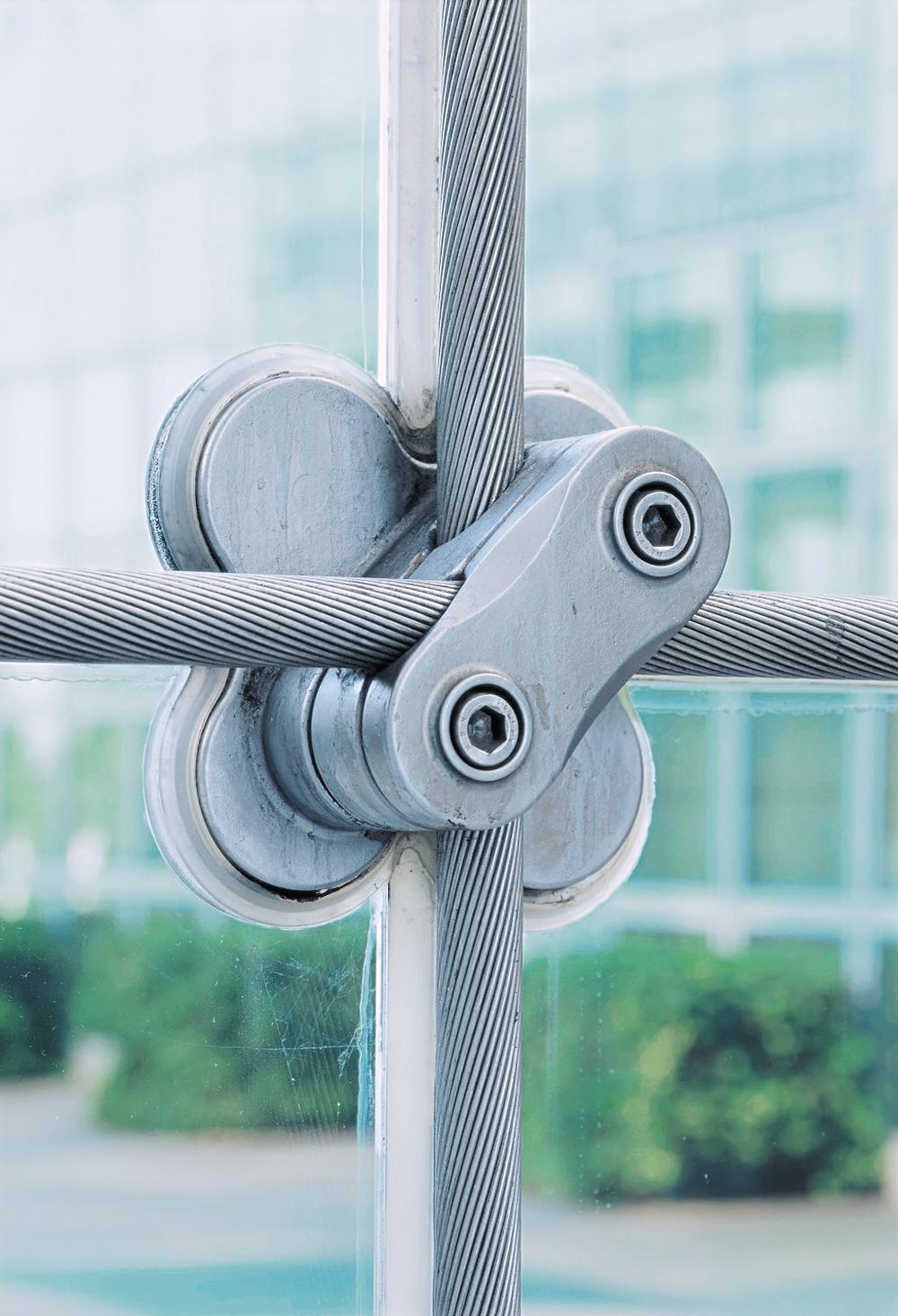 Entwicklung des Seilclips: Vorbild für den neuen Knotenclip war die Klemme für das 1993 gebaute Kempinski-Hotel in München (hier zu sehen).