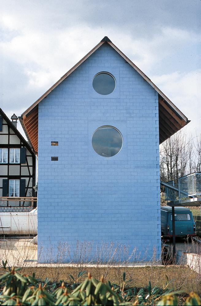 Mit dem Blauen Haus in Oberwil bei Basel setzten sich Herzog & de Meuron 1980 kritisch mit den banalen Fassaden vieler Einfamilienhäuser auseinander.
