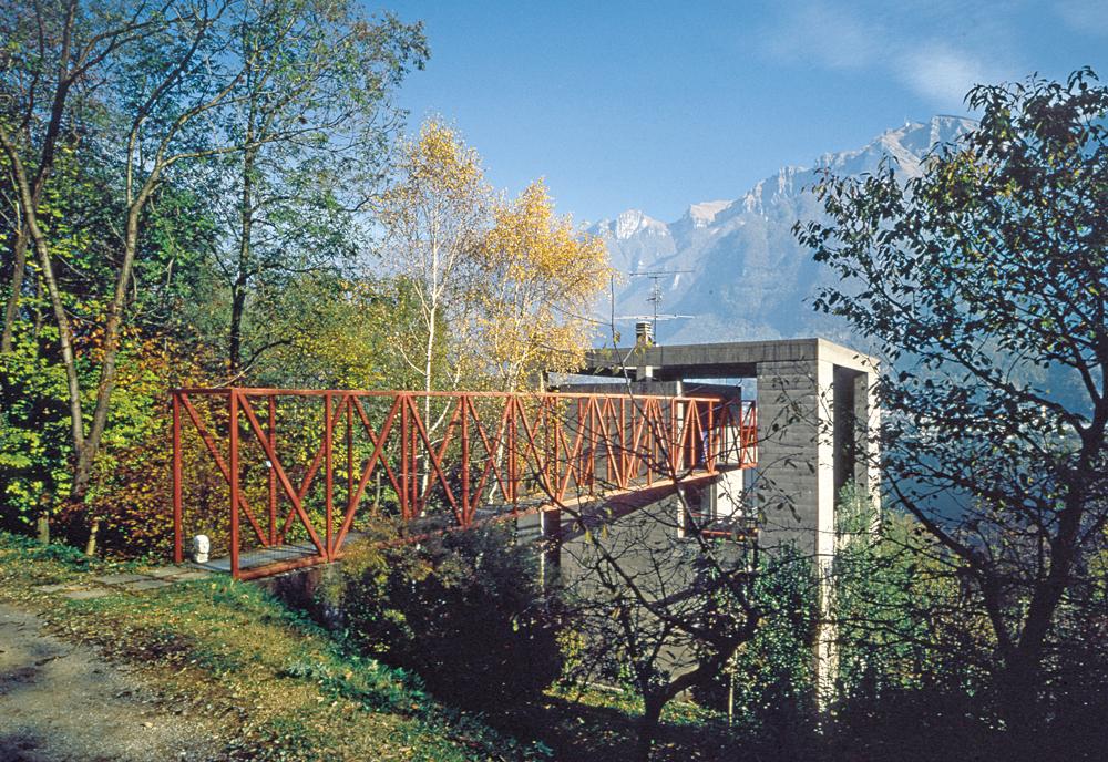 Das Haus in Riva San Vitale von Mario Botta von 1973 steht wie der Turm einer Burg über dem Luganer See. Die Zimmer sind über einen gemeinsamen Luftraum miteinander verbunden.
