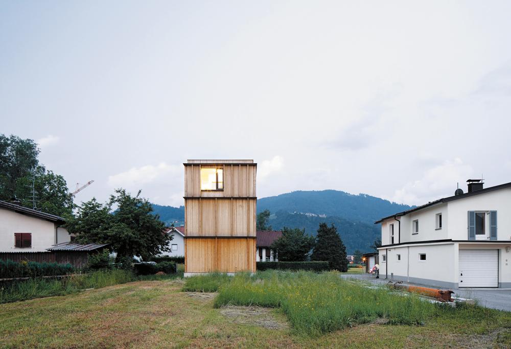 Turmartig ragt die Westfassade des dreigeschossigen, nur 5 m breiten Neubaus auf. Das Haus ist ringsum freigestellt, auf Zäune und Hecken hat Sebastian Brandner bewusst verzichtet.