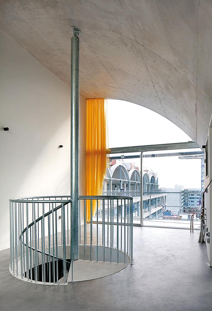 Ein Hauch von Le Corbusier: Tonnendächer und skulpturale Fluchttreppen bilden ein Gegengewicht zur orthogonalen Gesamtstruktur des Gebäudes.