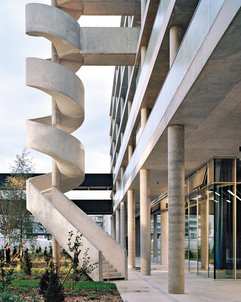 Ein Hauch von Le Corbusier: Tonnendächer und skulpturale Fluchttreppen bilden ein Gegengewicht zur orthogonalen Gesamtstruktur des Gebäudes.
